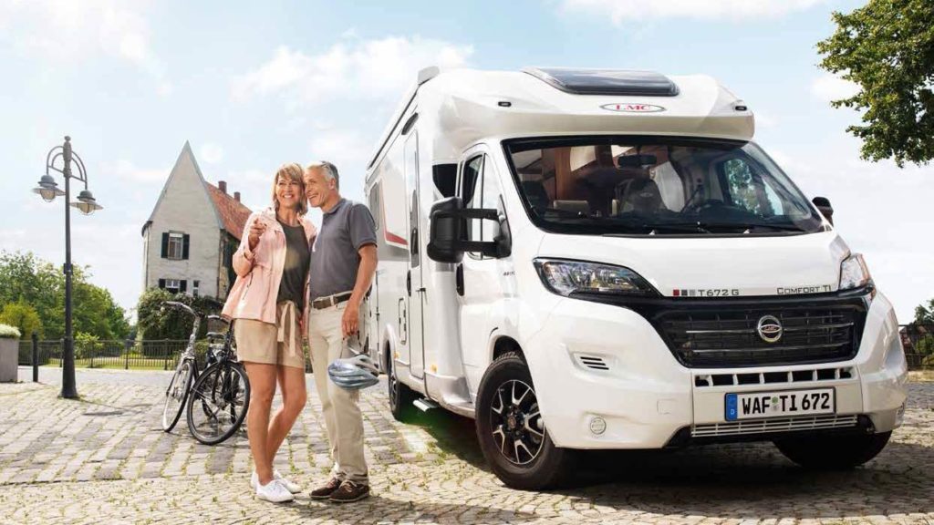 LMC Reisemobil T 672 G Comfort T1 mit einem Paar und Fahrraedern